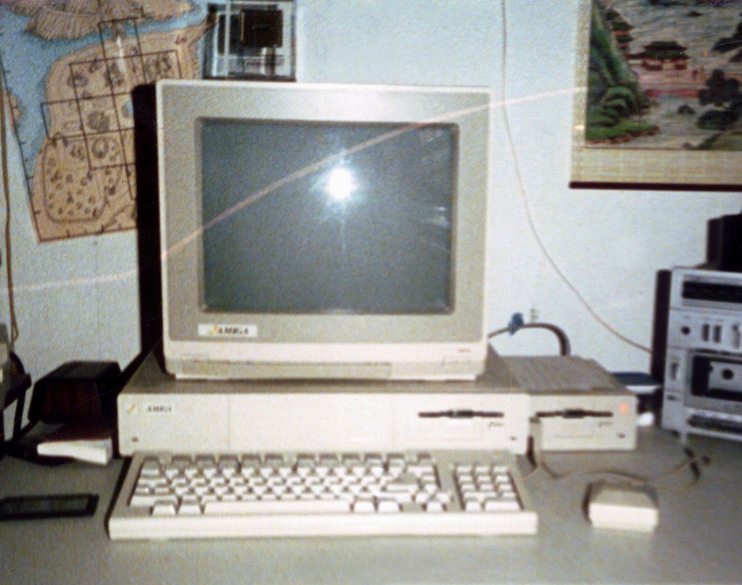 A view of a Commodore Amiga 500 computer and a Commodore 1084S