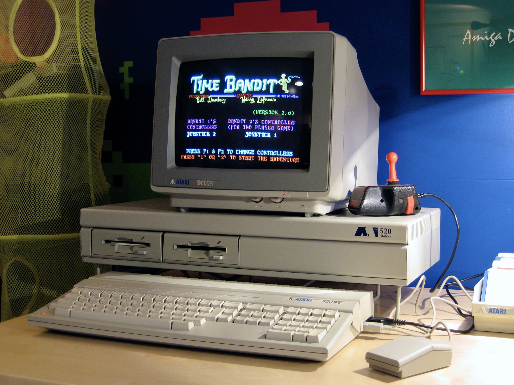 Atari 520STm in a A520 STation system stand